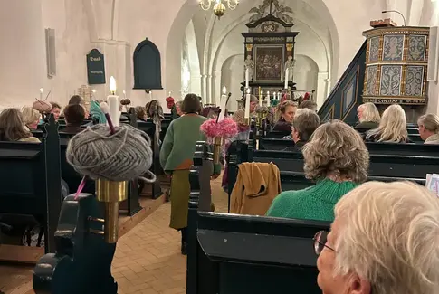 Søvind kirke fyldt med mennesker