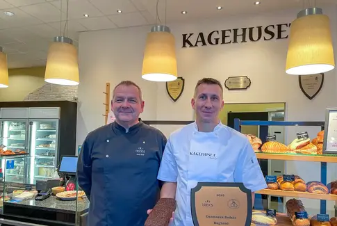 To mænd i en bagerbutik