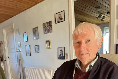 Ældre mand sidder på en stol