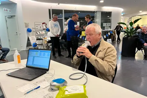 Mand som tester lungekapacitet