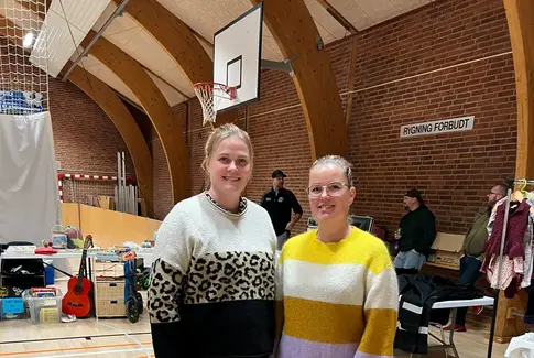 To kvinder i sportshal i SØvind