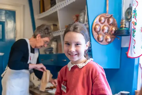 Unge pige iført rød trøje