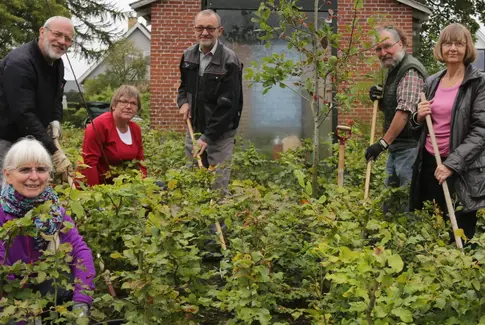 Pensionister i Lundum luger ukrudt