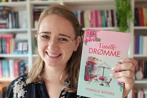 Emilie Kildall - med bogen ‘Vanilledrømme’ af Pernille Redder
