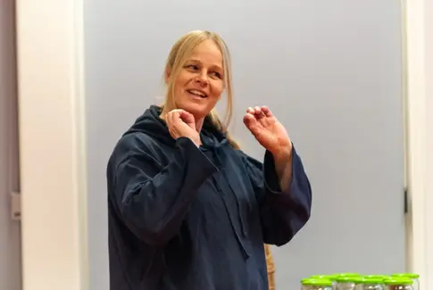 Dame som forklarer sig