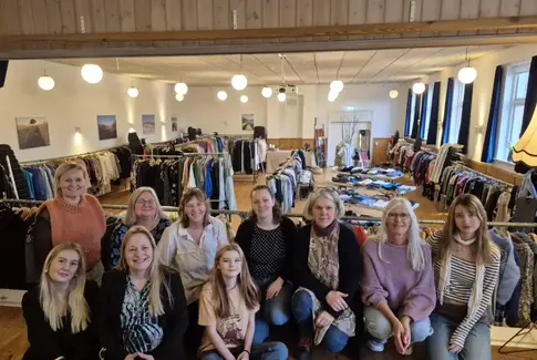 Holdet bag tøjmarkedet i Vestbirk Forsamlingshus