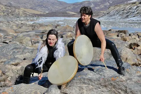 INUANIMA i Grønland på nogle klipper