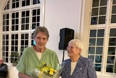 Dame modtager blomster