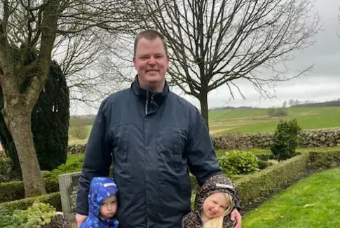 Far og børn på Yding Kirkegård