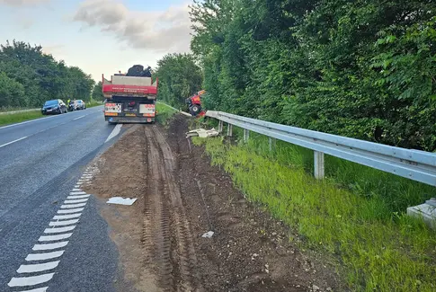 Lastbil i grøften