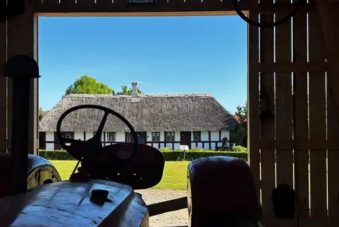 Traktor i Laden i Børnebyen Glud Museum