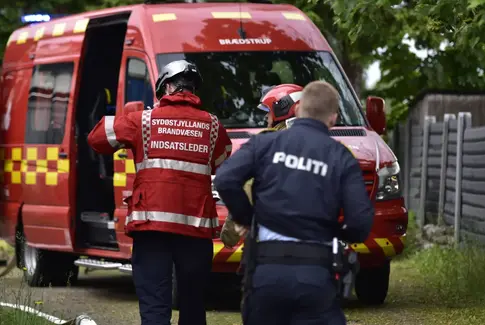 Politi og Brand på vej ind til  bygning