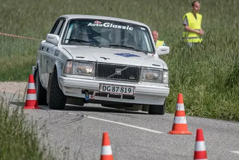 Volvo Rallybil på vejen mellem trafikkegler