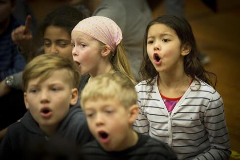 Op imod 200.000 skoleelever synger sammen på sangdag