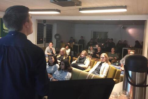 Unge samles om at dygtiggøre sig