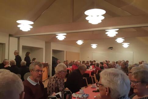 Grå toppe, lysene konfirmander og bedårende børnekor