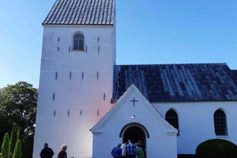 Sommerstafet fylder landsbykirkerne