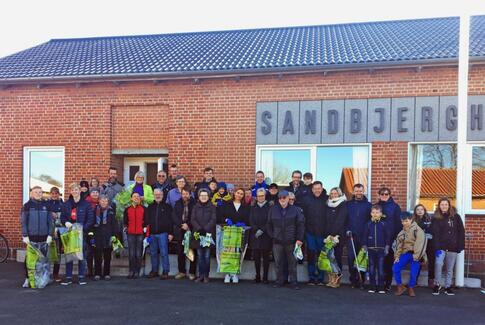 Affaldsindsamling i det dejlige solskin