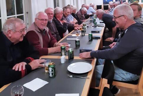 Hakkebøffer, bløde løg, militær, mandemonopol