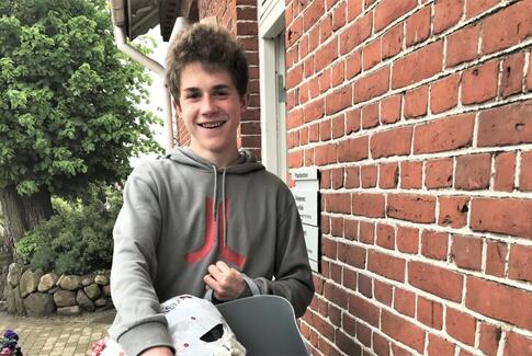 Marcus gav garn til strikkedamerne