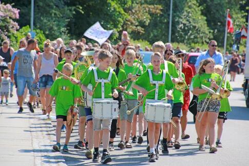 Kæmpe optog igennem Hovedgård til byfesten