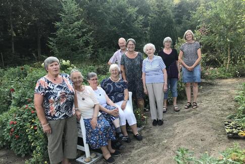 Stikkedamerne ude af huset