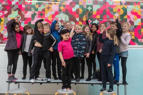 Eleverne udsmykker Østbirk Skole