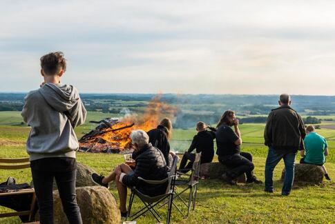 Smuk udsigt og Sankt Hans på Yding Skovhøj