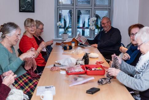 De modne damer strikker