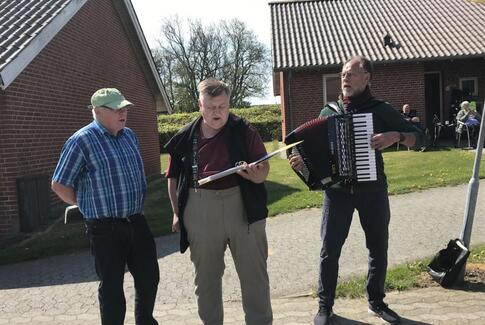 Søndags sang i Østbirk i Corona tiden