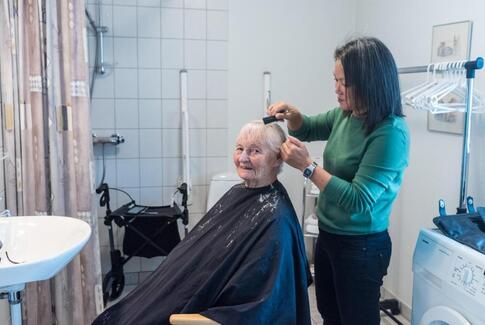 Frisøren kommer på besøg i fælleshuset