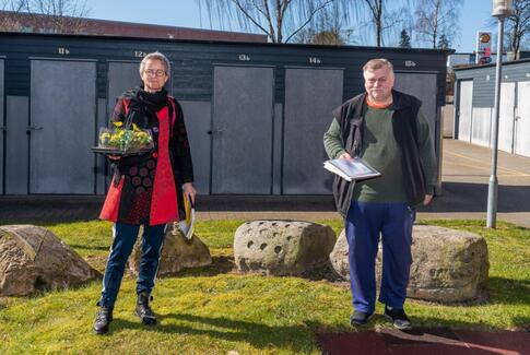 Lone drager ud med sang og glæde