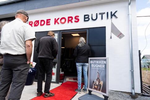 Masser af gæster til åbning af ny Røde Kors-butik