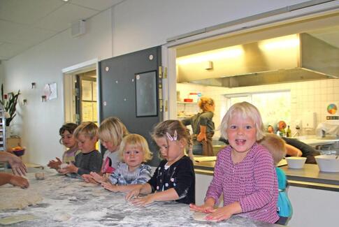 Daginstitutioner serverer sunde vaner for små kokke