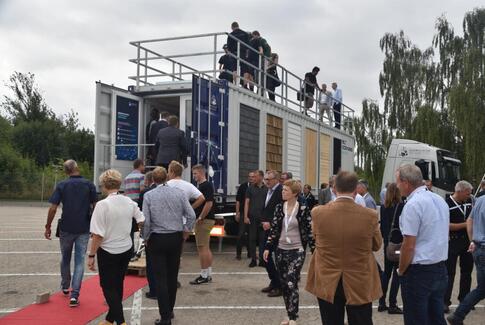 Undervisningsminister konkurrerede i virtuel svejsning til åbning af videnscenter