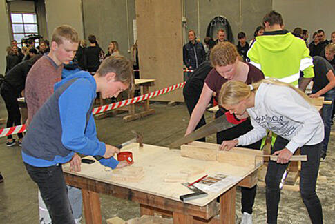 Over 200 elever pisker æg og skifter dæk