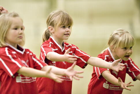 Hopskud, hygge og håndbold for børn