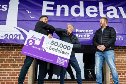 Endelave fik sin pris som Årets Ø stemplet på både check og færge