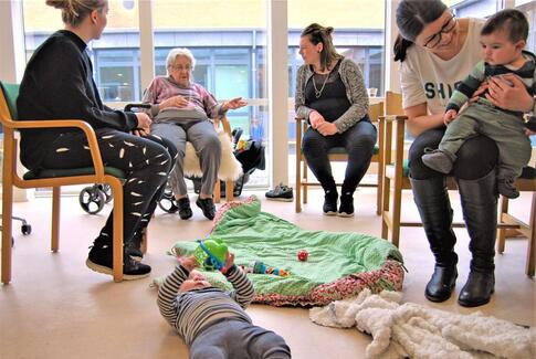 Frivillige laver besøgsbaby-ordning på plejehjem