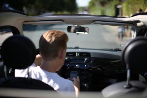 Over 800 sigtet for brug af håndholdt mobil under kørsel