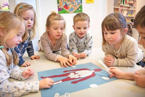 Børnehavebørn i Horsens rejser ind i naturvidenskabens verden