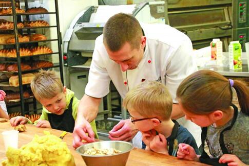 Kagehuset bager igen med børnene