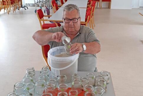 Ældre varmer op til halbal