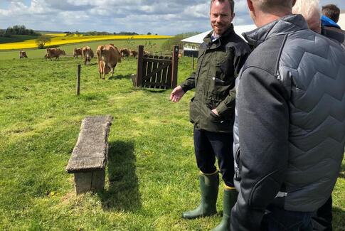 Østjysk gård viser bæredygtig mælkeproduktion frem for ministeren