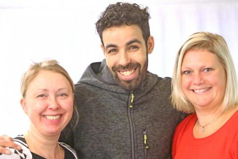 Fodboldhold på visit hos ældre