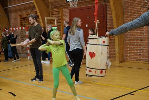 Tjubang, flotte udklædninger og glade aktive børn