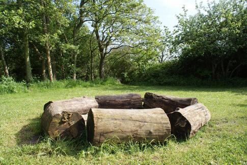 500 elever laver rollespil på mark ved kirke