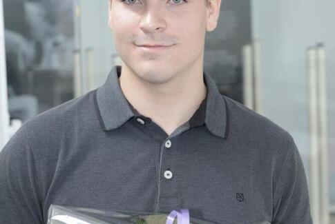 Den første EUX-tømrer har fået studenterhuen på i Horsens