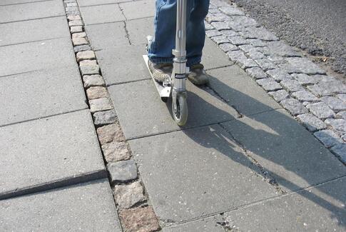 Skæve fortove giver faldulykker