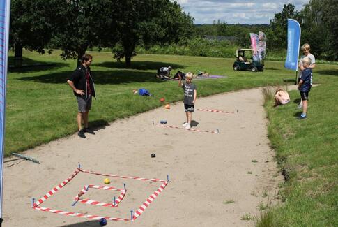 120 børn samlede 50.000 kroner ind til Horsens Sygehus